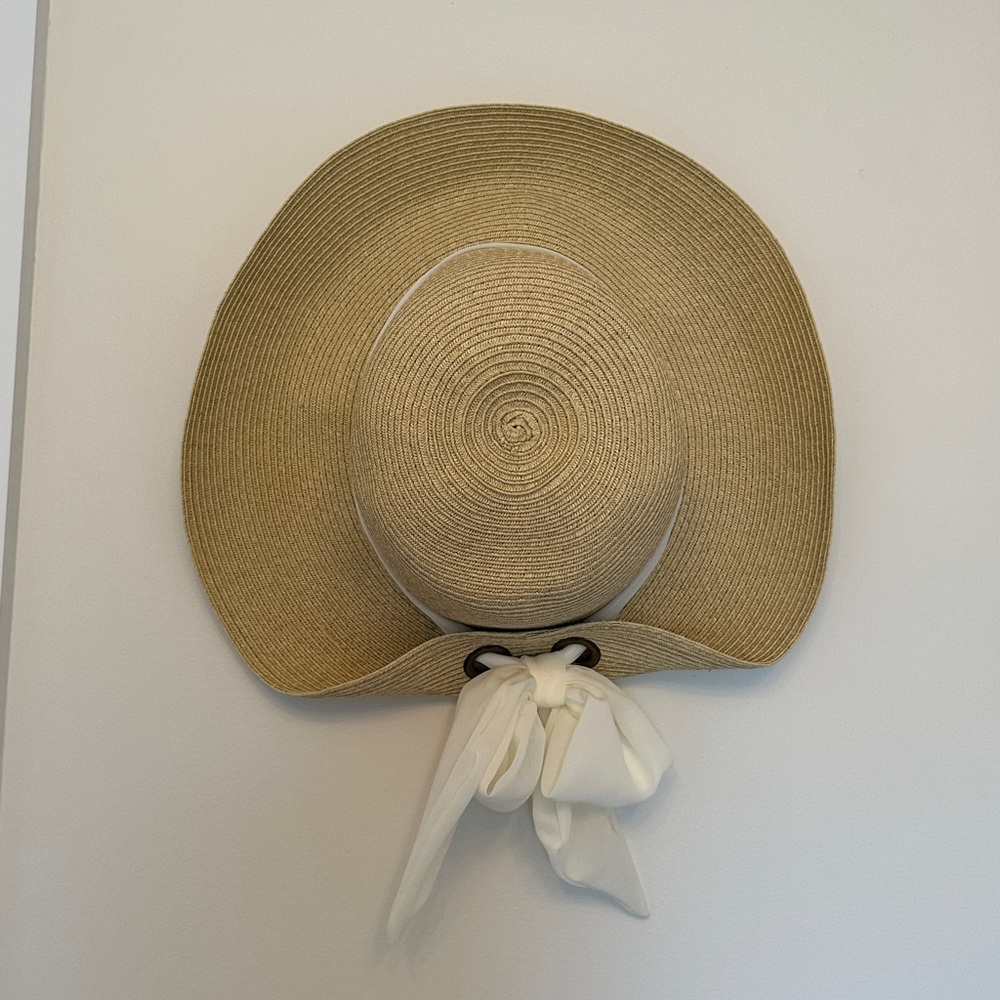 Straw beach hat w/ bow ribbon - Picture 2 of 5
